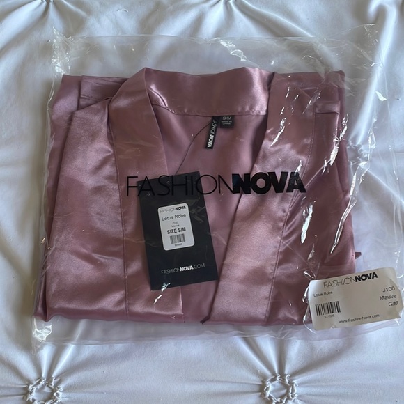 Satin pink robe - Picture 1 of 4